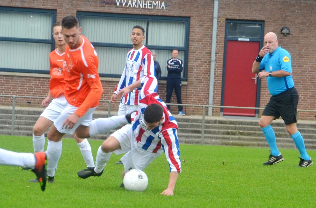 Doelman Klotz dirigeert Arnhemia naar hun eerste overwinning
